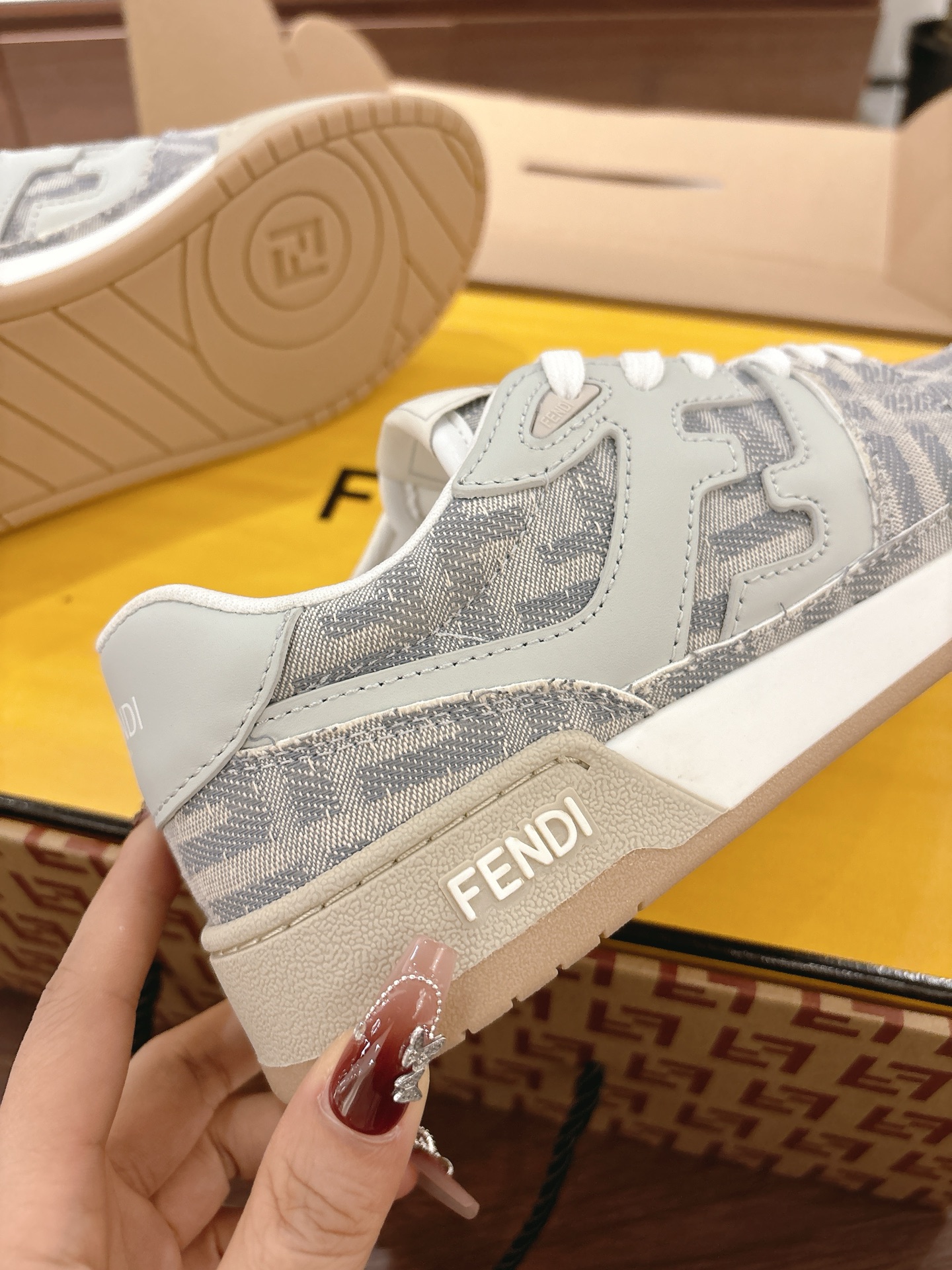 FENDI ムンディアル スニーカースーパーコピー 男女兼用 カジュアルシューズ 花柄 柔軟 グレー_5