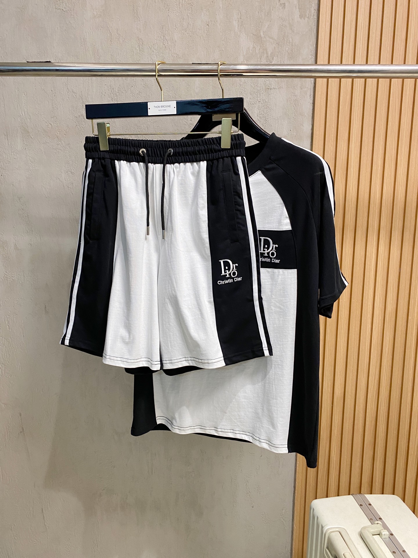 ディオールトップススーパーコピー 運動セット ショットパンツ 半袖Ｔシャツ 男女兼用 ホワイト_2