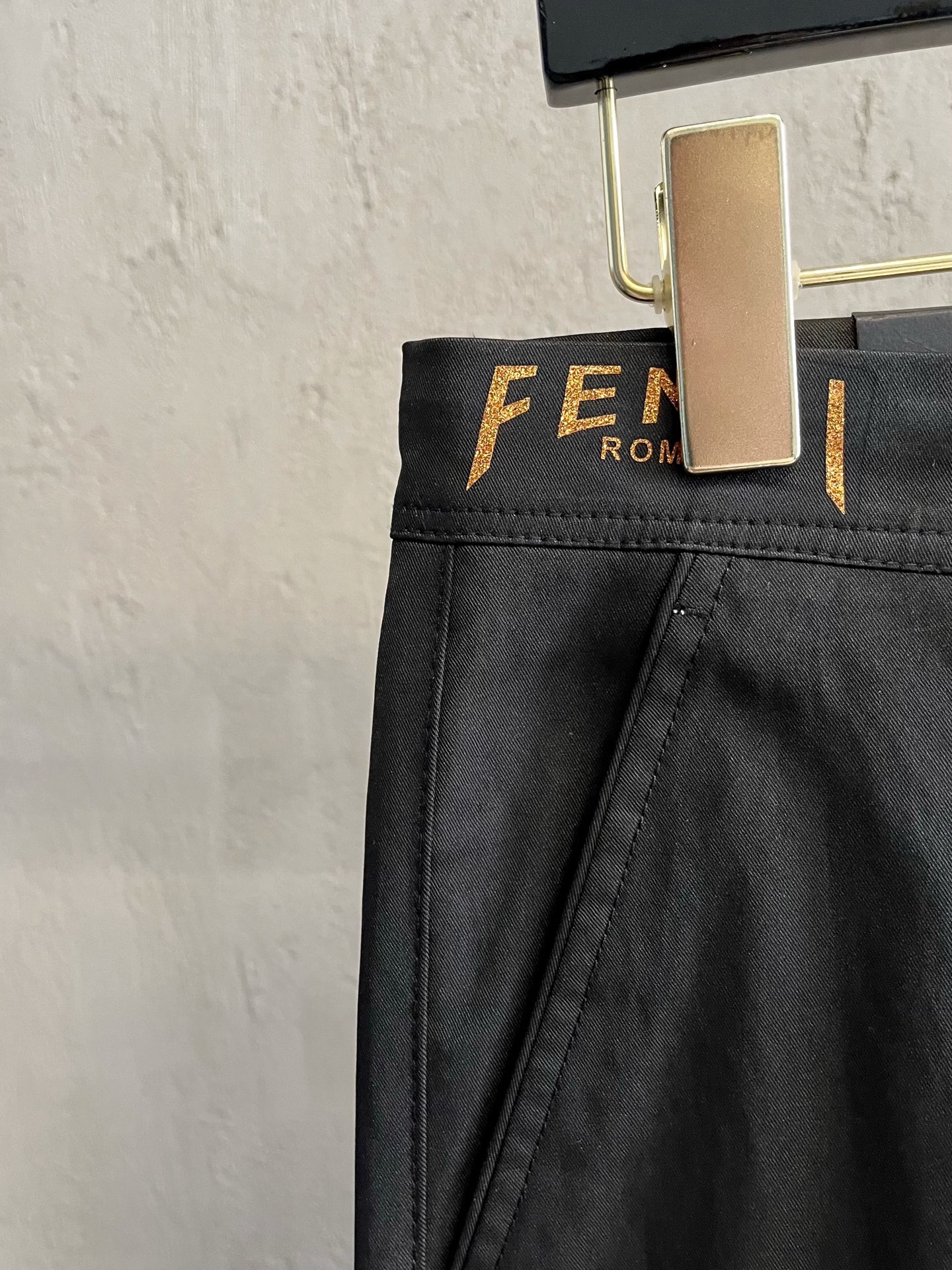 お買い得なfendi ズボン偽物 カジュアルパンツ 柔らかい 美脚 ブラック_5