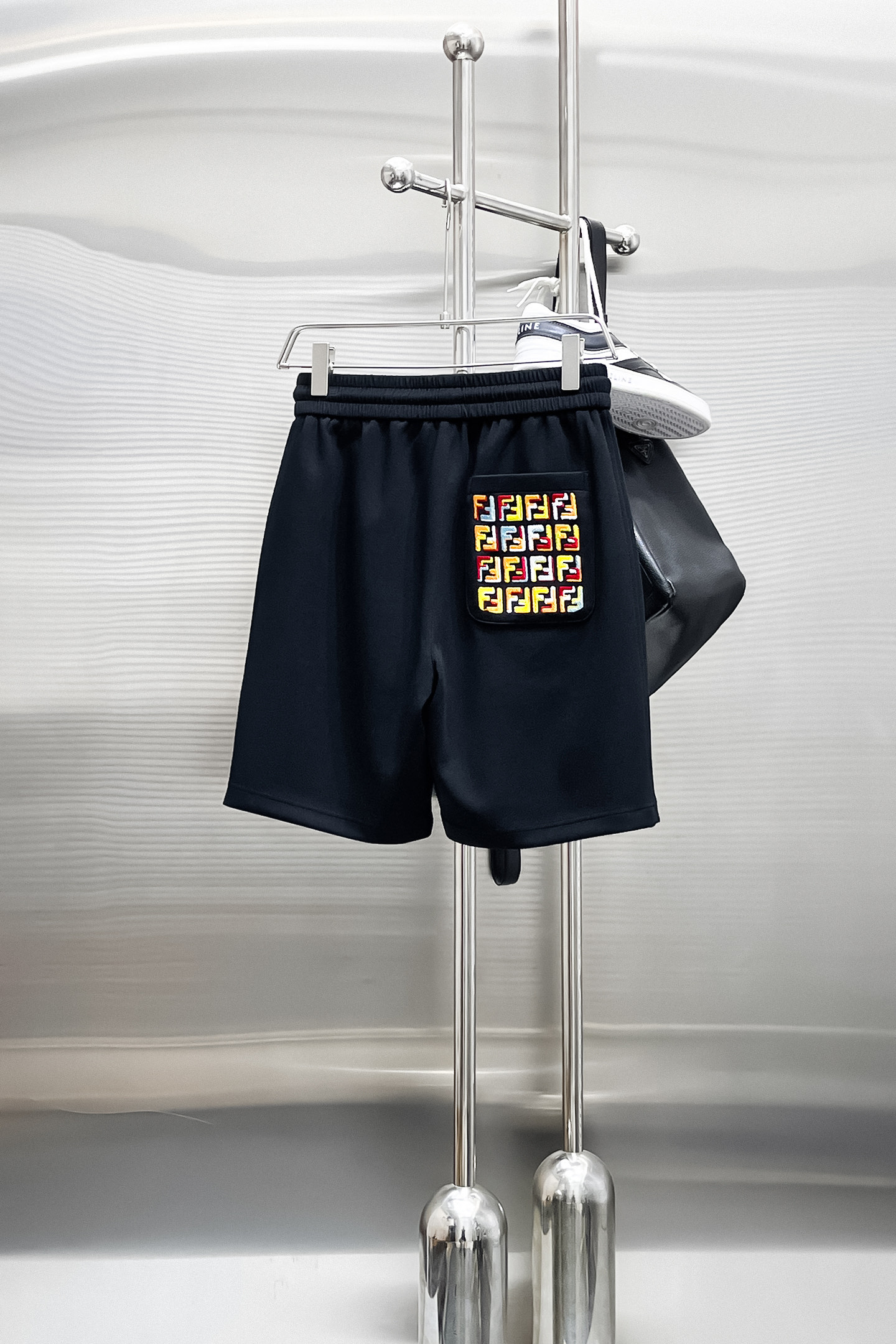 超激得価格 フェンディ ハーフパンツ偽物 カジュアルズボン 柔軟 100％綿 スポーツ ブラック_2