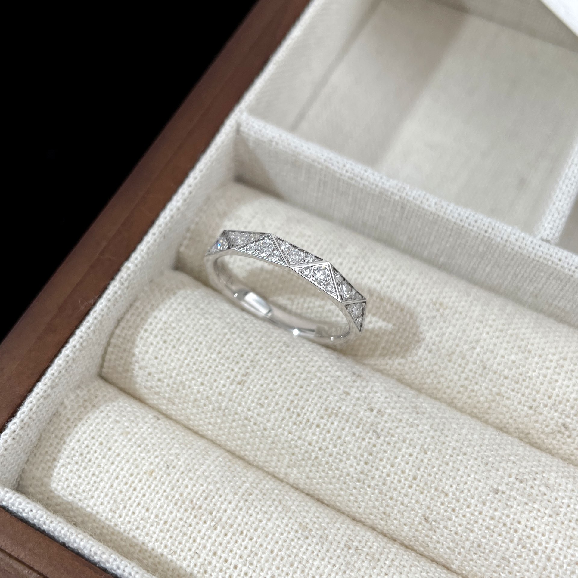 カルティエ指輪サイズ直し偽物 ダイヤ飾り リング 結婚 幅3.2mm シンプル シルバー_4