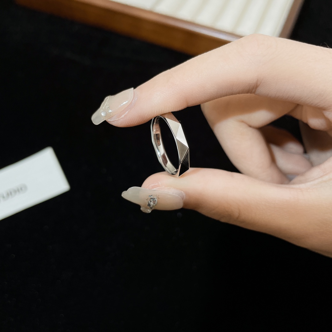 お手頃価格でカルティエ指輪買取価格コピー リング 結婚 シンプル シルバー_2