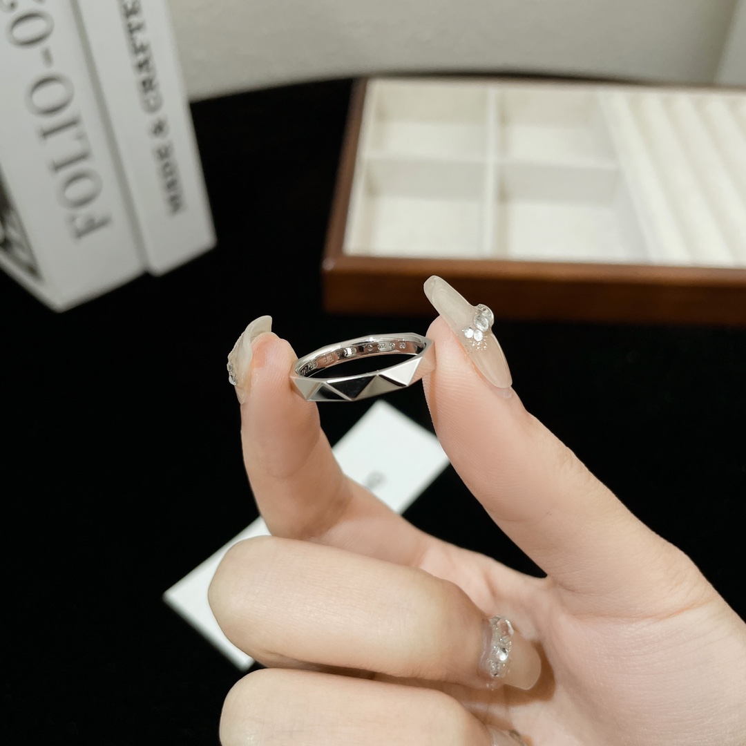 お手頃価格でカルティエ指輪買取価格コピー リング 結婚 シンプル シルバー_7