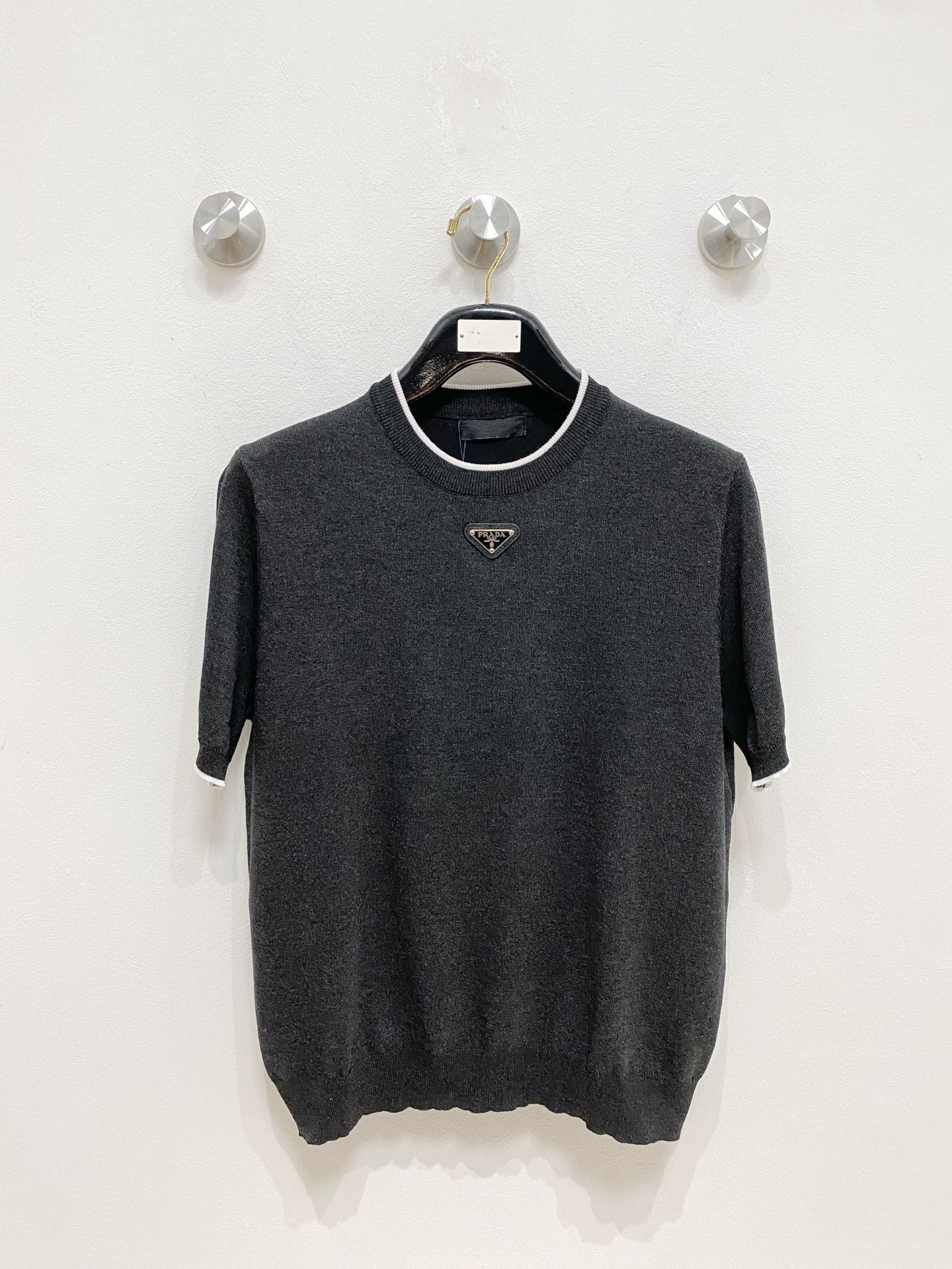 夏新品 プラダ t シャツ黒偽物 シンプル  純綿 トップス 上質 柔らかい 短袖 グレー_1
