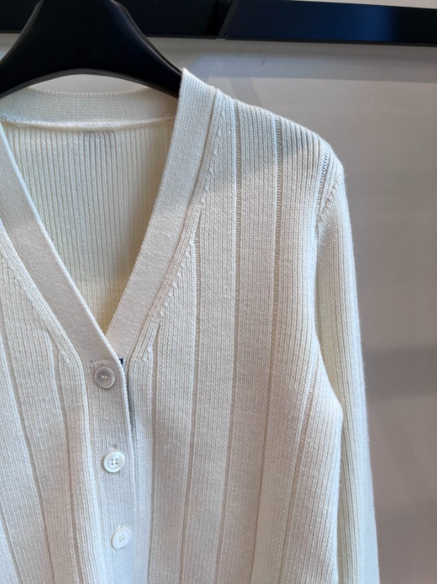 トムブラウン 偽物 バレない再現度 2025新作 リブ編みカーディガン ブランド 服 コピー 激安 上質感 即納対応_3