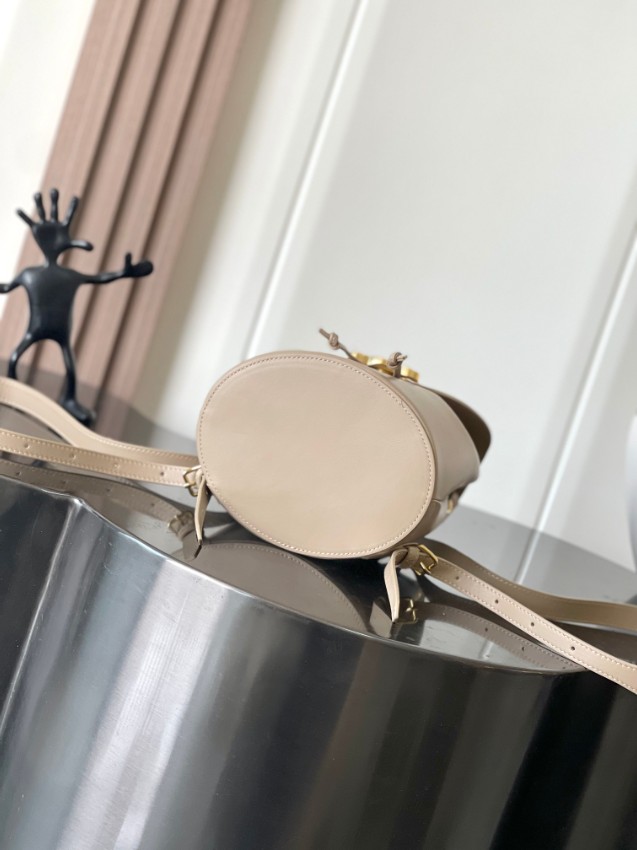 セリーヌ リュック 偽物 トリオンフレザー ベージュ 2025新作 高級感 ブランド コピー 人気_1