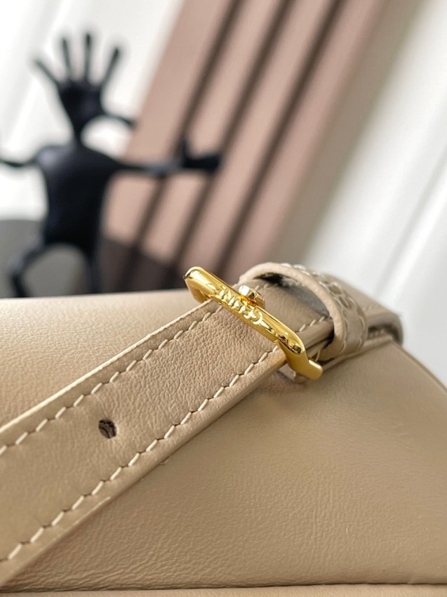 セリーヌ リュック 偽物 トリオンフレザー ベージュ 2025新作 高級感 ブランド コピー 人気_4