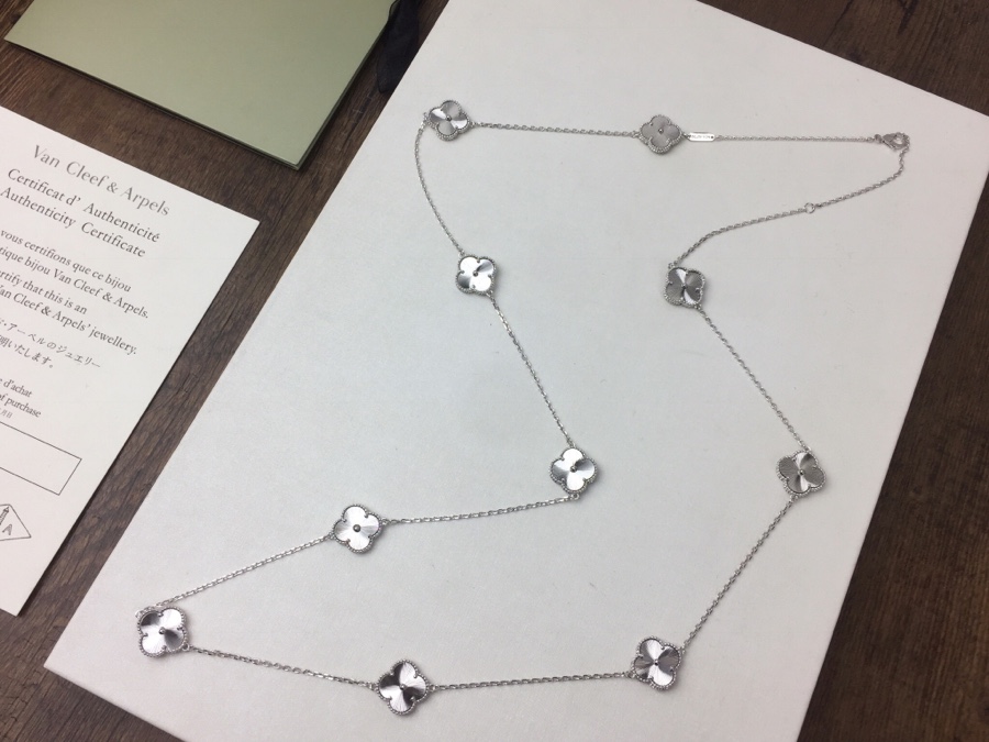ヴァンクリーフ&アーペル スーパーコピー ホワイトアルハンブラ ロングネックレス 上品な輝き_1