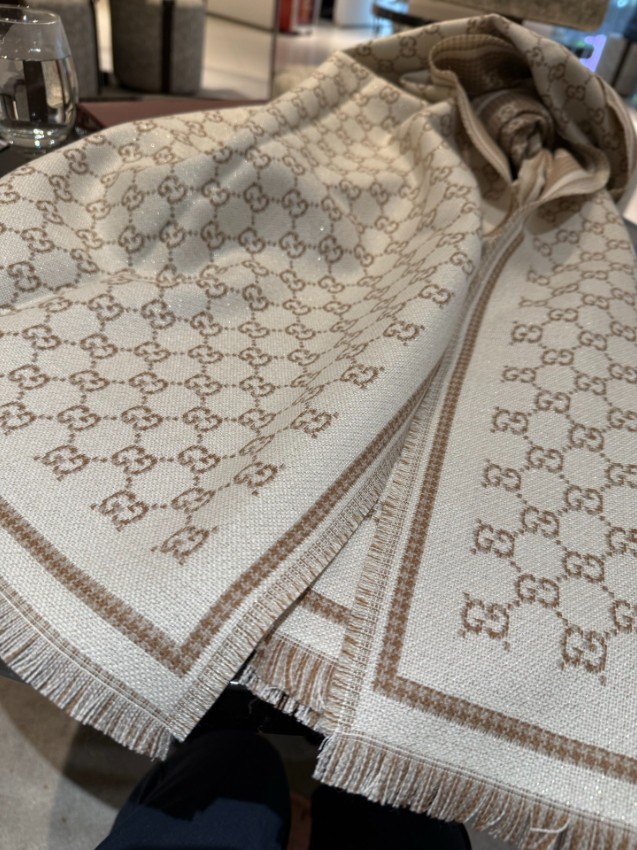 グッチ 高再現度スカーフ コピー 2025新作 精密ディテール 高級感仕上げ 上質感 選ばれる理由あり リピーター多数 人気モデル_3