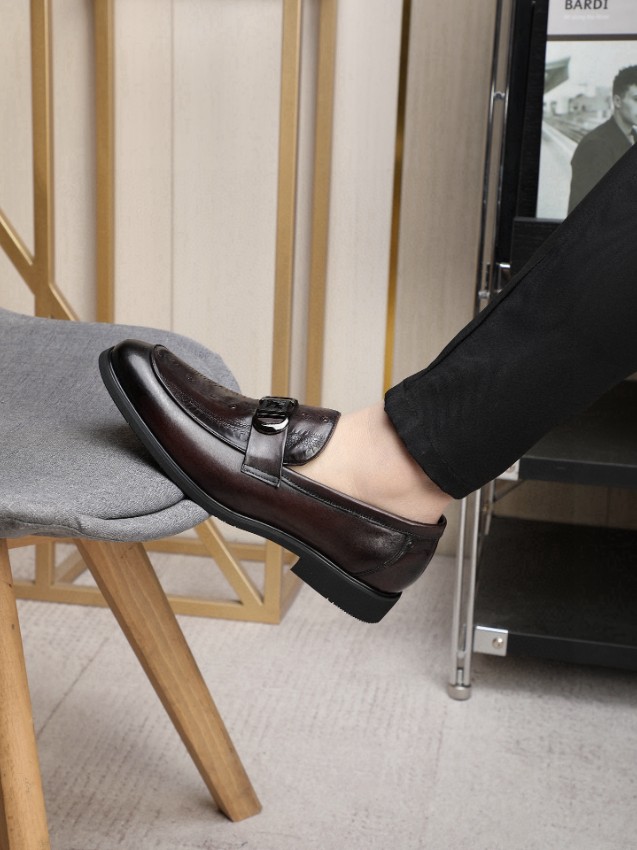 ヴェルサーチ AAA級レプリカ 高級感仕上げ 上質レザー使用 丁寧な縫製 ダークブラウンローファー_4