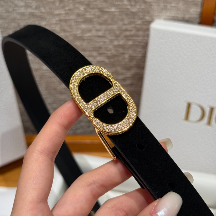 ディオール 偽物 バレない再現度 高級感仕上げ 上質スエード素材 精密ディテール クリスタルCDバックルベルト_3