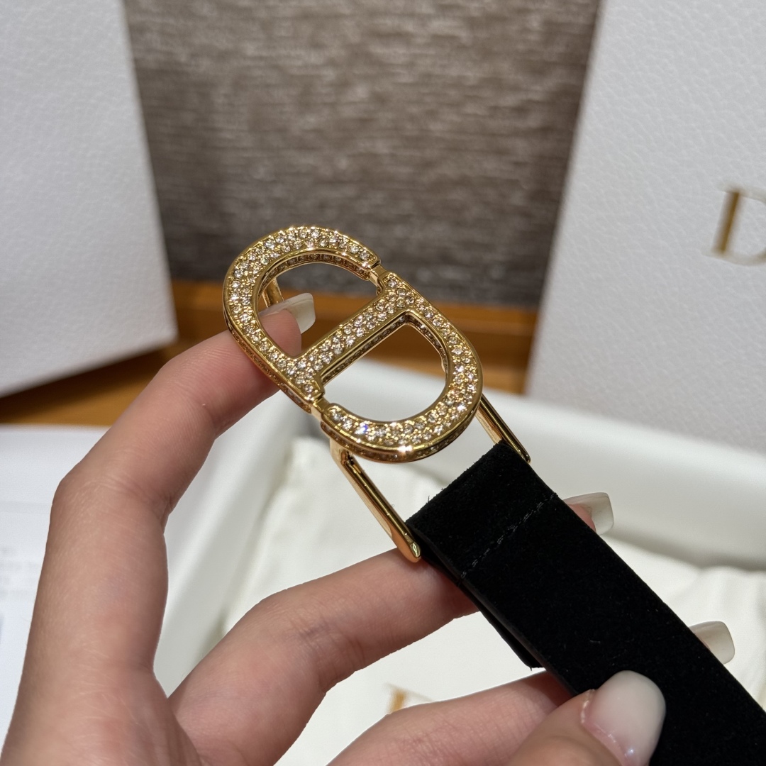 ディオール 偽物 バレない再現度 高級感仕上げ 上質スエード素材 精密ディテール クリスタルCDバックルベルト_5