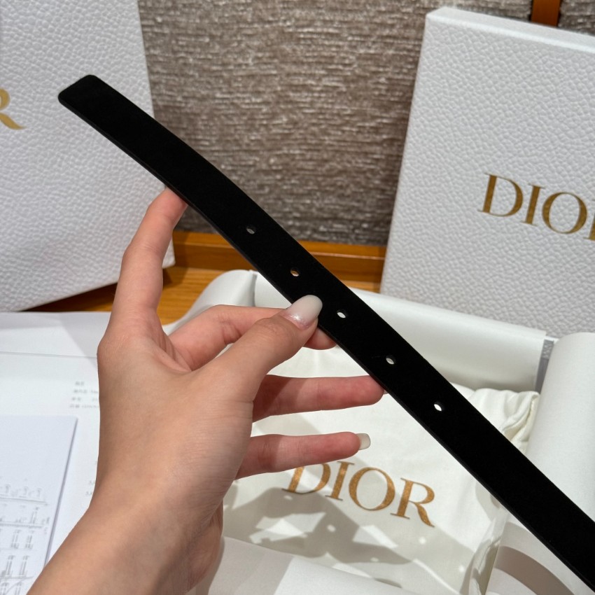 ディオール 偽物 バレない再現度 高級感仕上げ 上質スエード素材 精密ディテール クリスタルCDバックルベルト_4