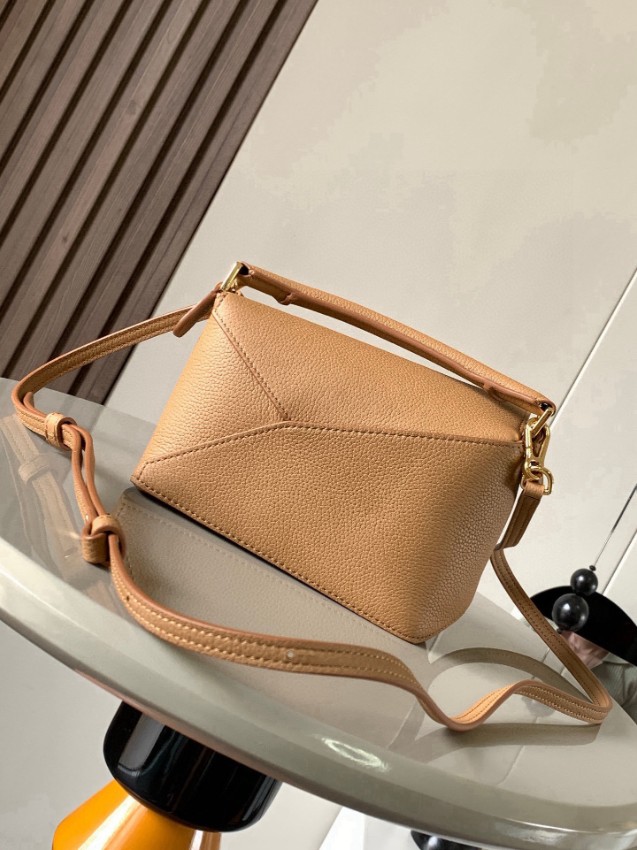 ロエベ タン ミニバッグ 優良サイト 上質レザー仕様 高級感仕上げ 数量限定入荷 人気レディースモデル_2