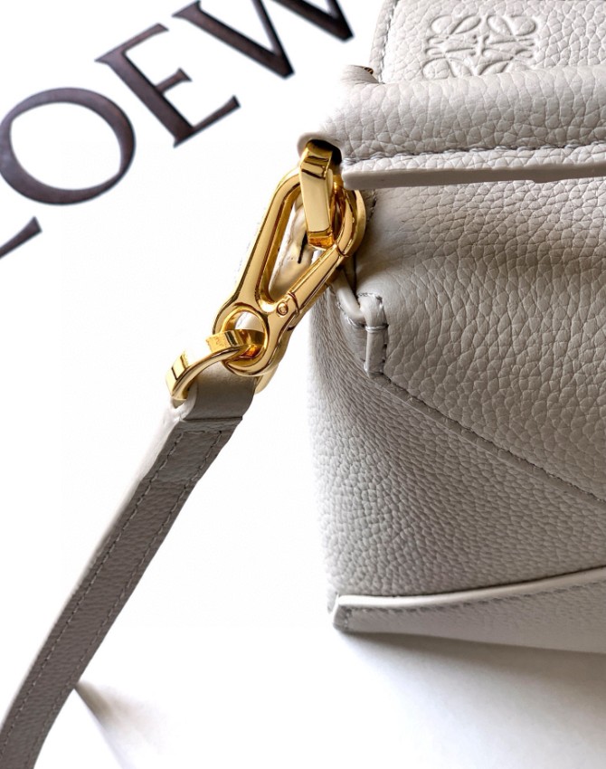 ロエベ ホワイト ミニバッグ スーパーコピー 高再現度仕上げ 上質レザー仕様 数量限定入荷 人気レディースモデル_4