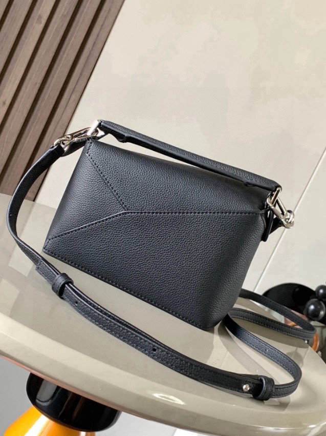 ロエベ ブラック ミニバッグ 偽物 バレない再現度 上質レザー仕様 高級感仕上げ 職人技術再現 人気モデル_2