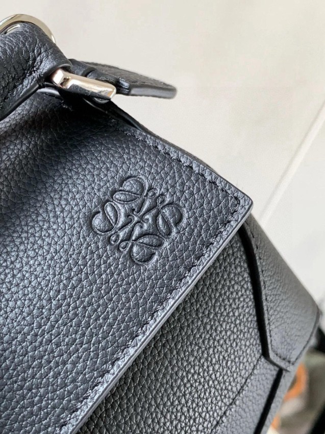 ロエベ ブラック ミニバッグ 偽物 バレない再現度 上質レザー仕様 高級感仕上げ 職人技術再現 人気モデル_5