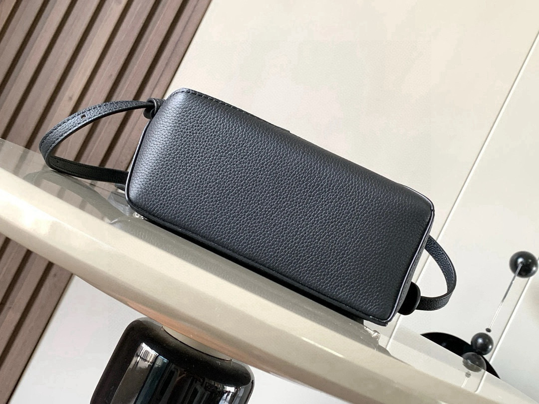 ロエベ ブラック ミニバッグ 偽物 バレない再現度 上質レザー仕様 高級感仕上げ 職人技術再現 人気モデル_3