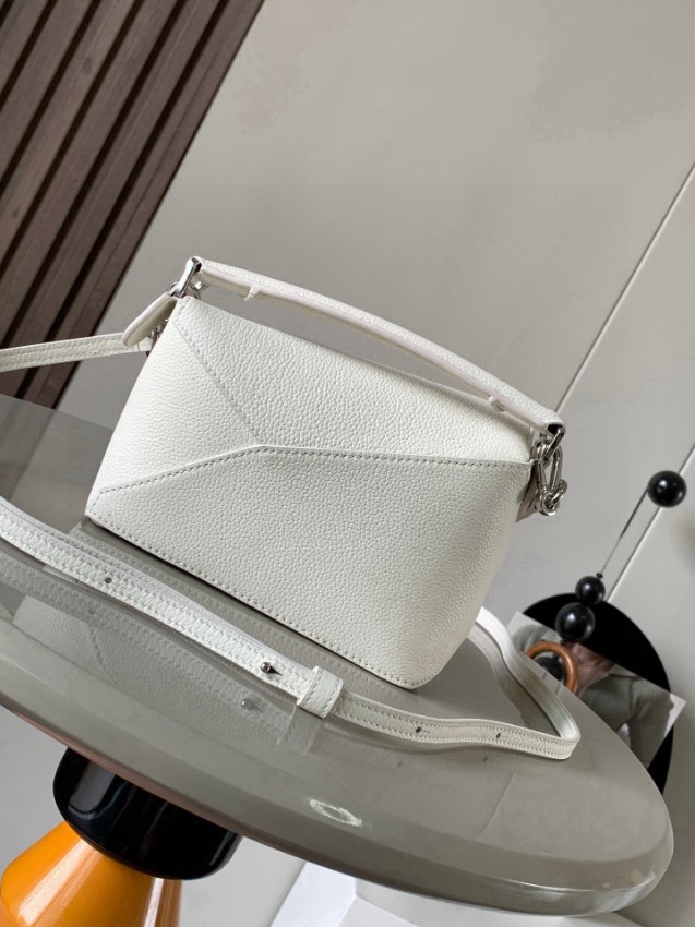 ロエベ ホワイト ミニバッグ 優良サイト 上質レザー仕様 高級感仕上げ 精密ディテール 再現 人気モデル_1