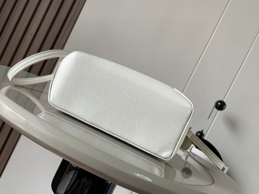 ロエベ ホワイト ミニバッグ 優良サイト 上質レザー仕様 高級感仕上げ 精密ディテール 再現 人気モデル_4