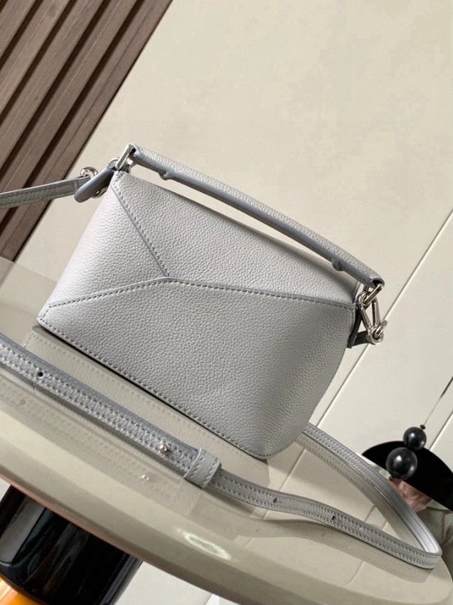 ロエベ グレー ミニバッグ スーパーコピー 優良サイト 高品質レザー仕様 上品デザイン 高再現度 人気モデル_1