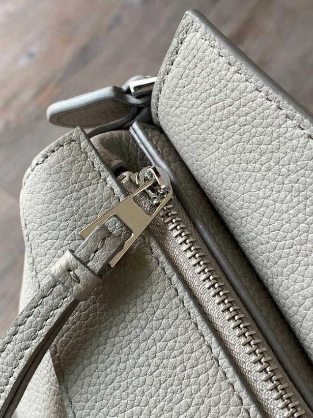 ロエベ グレー ミニバッグ スーパーコピー 優良サイト 高品質レザー仕様 上品デザイン 高再現度 人気モデル_5