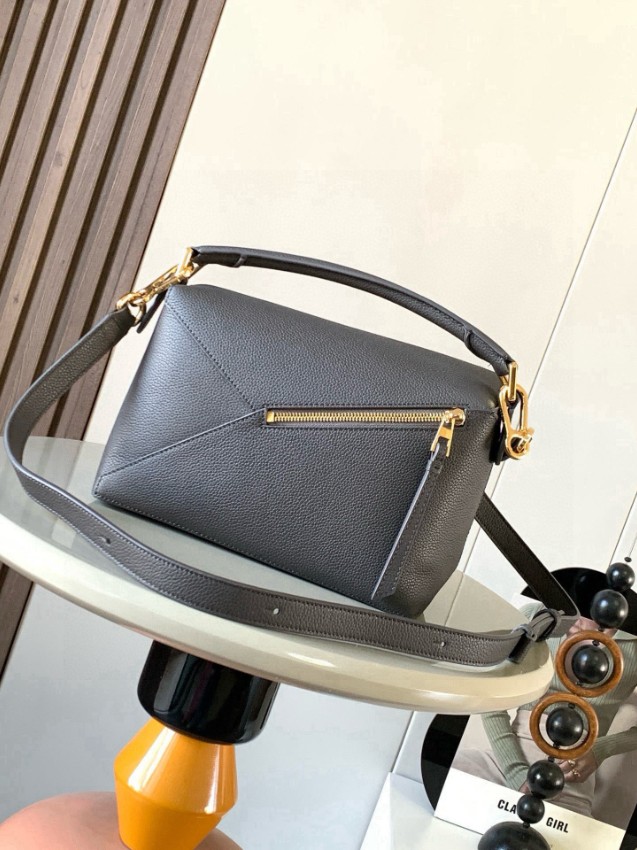 ロエベ チャコールグレー バッグ 偽物 バレない再現度 高級感漂う 本格派仕様 上質レザー 高再現度モデル_2