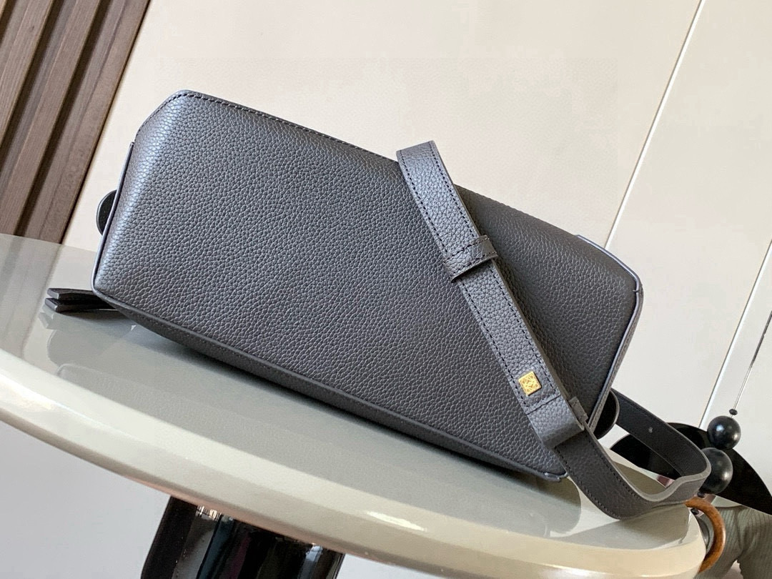 ロエベ チャコールグレー バッグ 偽物 バレない再現度 高級感漂う 本格派仕様 上質レザー 高再現度モデル_6