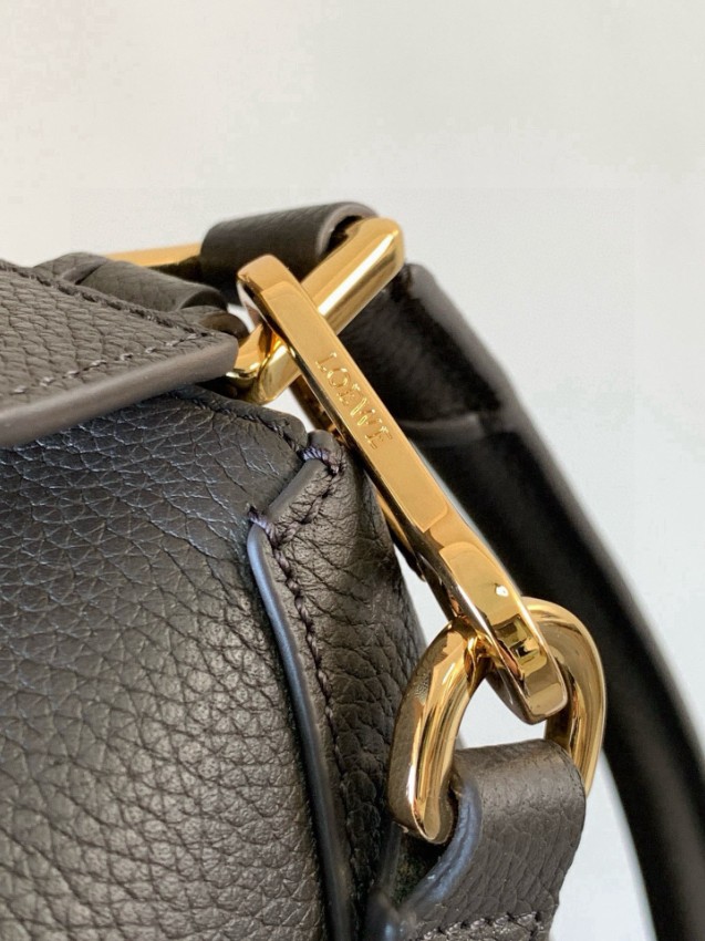 ロエベ チャコールグレー バッグ 偽物 バレない再現度 高級感漂う 本格派仕様 上質レザー 高再現度モデル_4