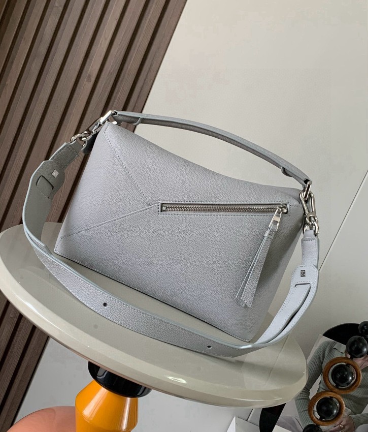 ロエベ ライトグレー バッグ ブランド コピー 安全通販 高級感漂う 上質な質感 正確なステッチ_3