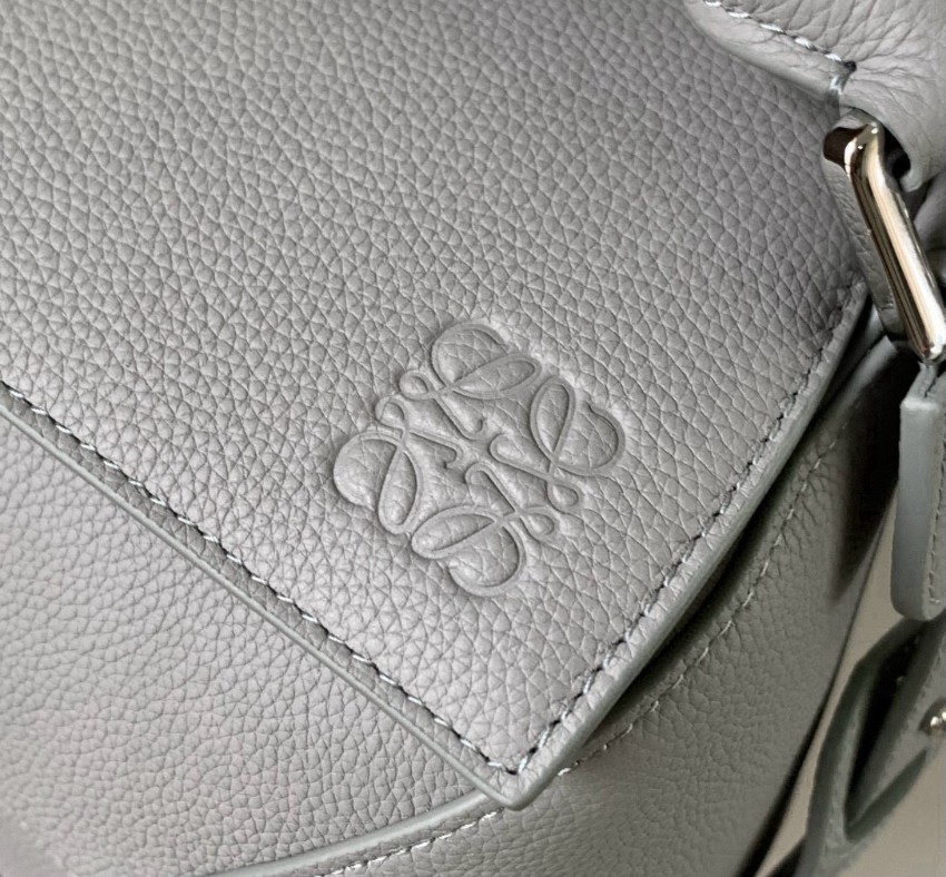 ロエベ ライトグレー バッグ ブランド コピー 安全通販 高級感漂う 上質な質感 正確なステッチ_5