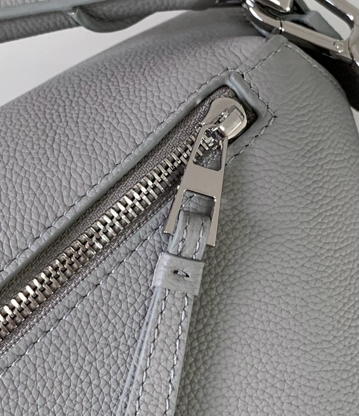 ロエベ ライトグレー バッグ ブランド コピー 安全通販 高級感漂う 上質な質感 正確なステッチ_7