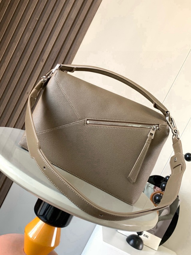 2025新作 ロエベ 激安屋口コミ パズルバッグ グレージュ 高級感仕上げ 上質レザー 丁寧な縫製 発送保証付き_3