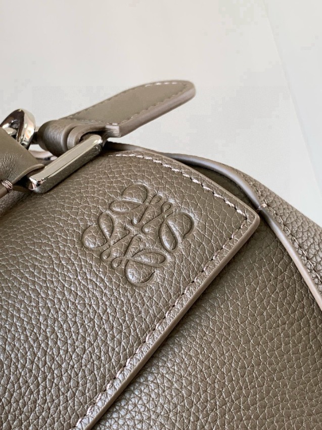 2025新作 ロエベ 激安屋口コミ パズルバッグ グレージュ 高級感仕上げ 上質レザー 丁寧な縫製 発送保証付き_4