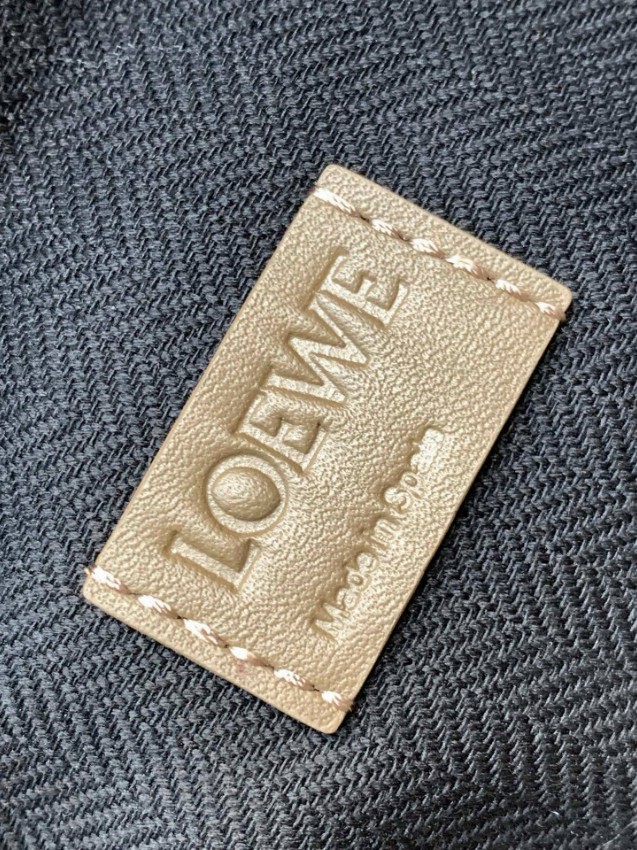 2025新作 ロエベ 激安屋口コミ パズルバッグ グレージュ 高級感仕上げ 上質レザー 丁寧な縫製 発送保証付き_9