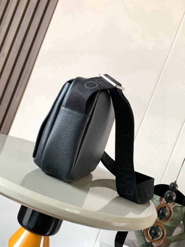 2025新作 ロエベ 偽物 バレない再現度 ショルダーバッグ 高品質仕上げ 上質レザー 丁寧な縫製 発送保証付き_1