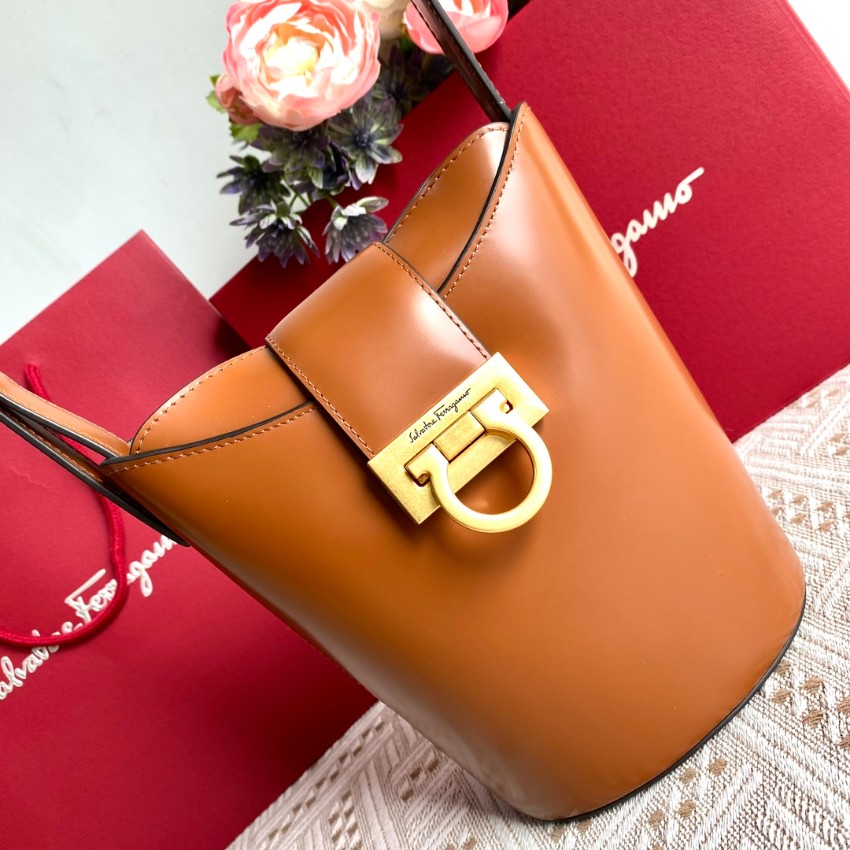 フェラガモ バケットバッグ ブランド コピー 安全通販 高再現度仕様 即納対応 職人技術再現 高級感漂う仕上げ レディース人気_5