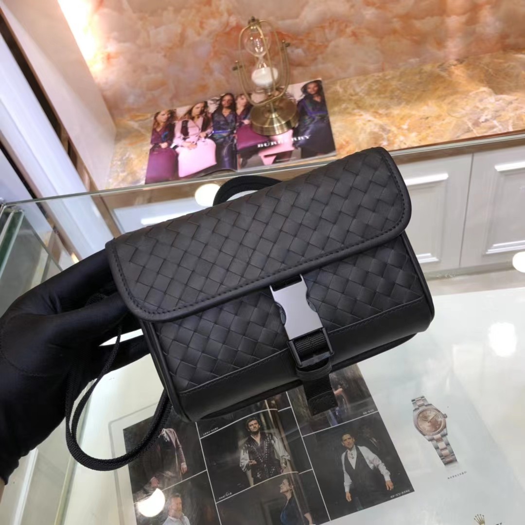 ボッテガヴェネタ メンズ ショルダーバッグ スーパーコピー 高再現度仕様 即納対応 職人技術再現 上質レザー使用 軽量設計モデル_1