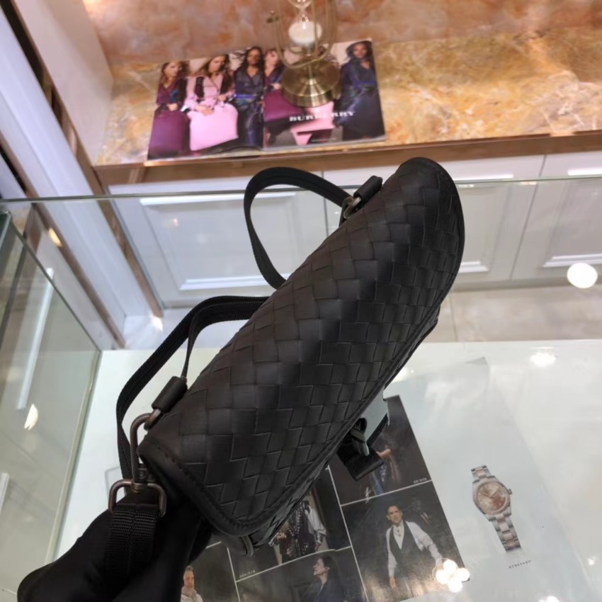 ボッテガヴェネタ メンズ ショルダーバッグ スーパーコピー 高再現度仕様 即納対応 職人技術再現 上質レザー使用 軽量設計モデル_6