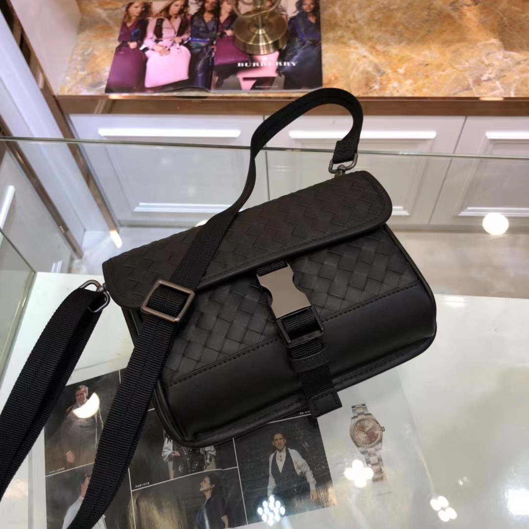 ボッテガヴェネタ メンズ ショルダーバッグ スーパーコピー 高再現度仕様 即納対応 職人技術再現 上質レザー使用 軽量設計モデル_3