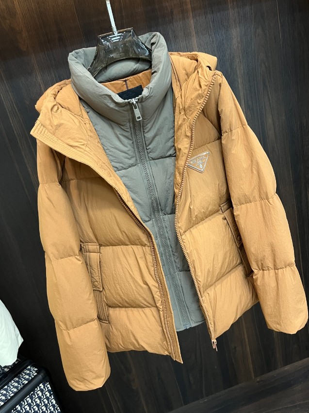 プラダ ダウンジャケット メンズ 偽物 バレない再現度 安心の日本倉庫 正確な刻印仕様 高品質ナイロン素材 軽量で暖かいフード付き_3