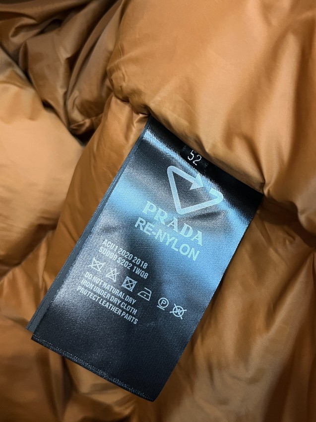 プラダ ダウンジャケット メンズ 偽物 バレない再現度 安心の日本倉庫 正確な刻印仕様 高品質ナイロン素材 軽量で暖かいフード付き_5