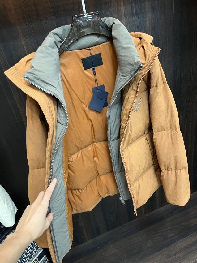 プラダ ダウンジャケット メンズ 偽物 バレない再現度 安心の日本倉庫 正確な刻印仕様 高品質ナイロン素材 軽量で暖かいフード付き_4