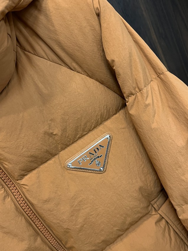 プラダ ダウンジャケット メンズ 偽物 バレない再現度 安心の日本倉庫 正確な刻印仕様 高品質ナイロン素材 軽量で暖かいフード付き_6