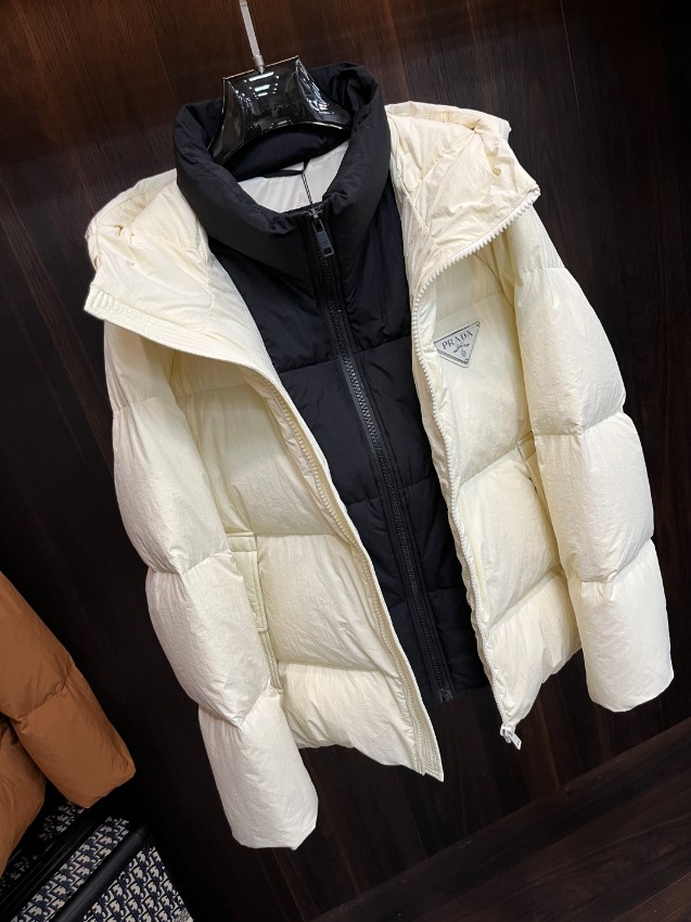 プラダ ダウンジャケット 優良サイト メンズ レディース 丁寧な縫製 高評価口コミ多数 ホワイトカラー 軽量 防寒性抜群 フード付きモデル_3