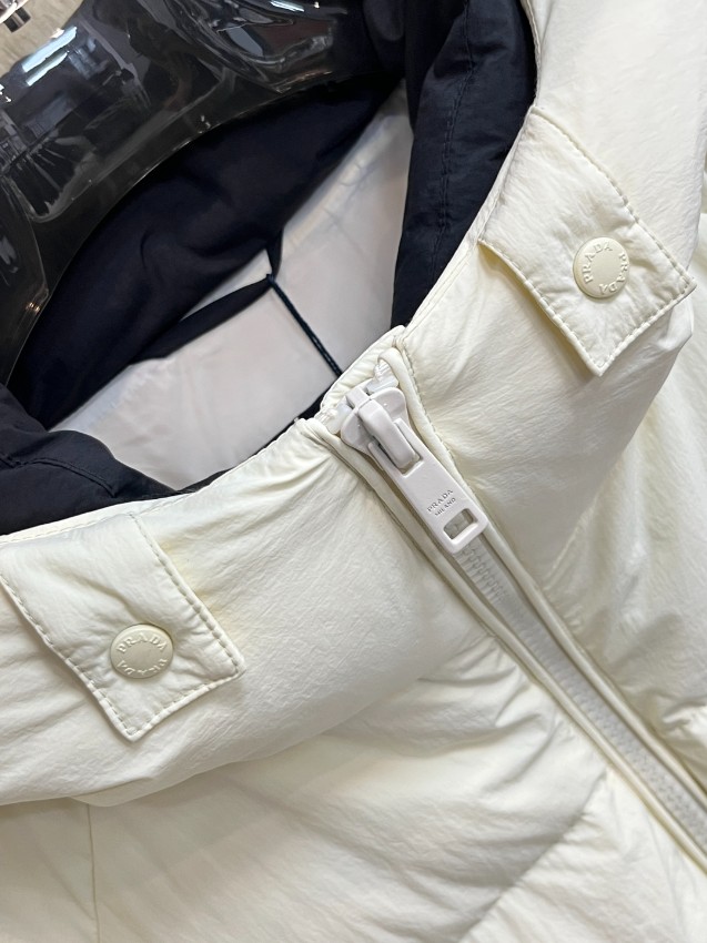 プラダ ダウンジャケット 優良サイト メンズ レディース 丁寧な縫製 高評価口コミ多数 ホワイトカラー 軽量 防寒性抜群 フード付きモデル_4