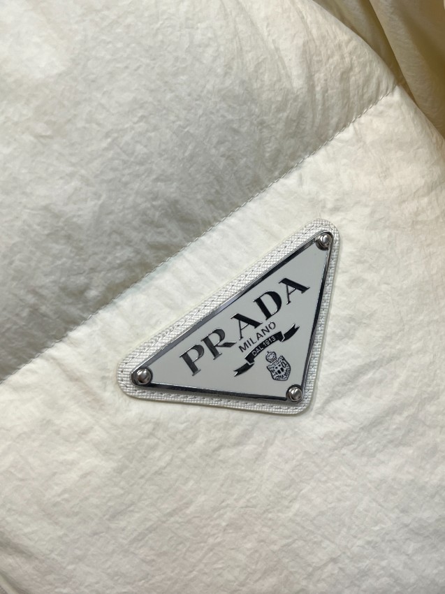 プラダ ダウンジャケット 優良サイト メンズ レディース 丁寧な縫製 高評価口コミ多数 ホワイトカラー 軽量 防寒性抜群 フード付きモデル_5