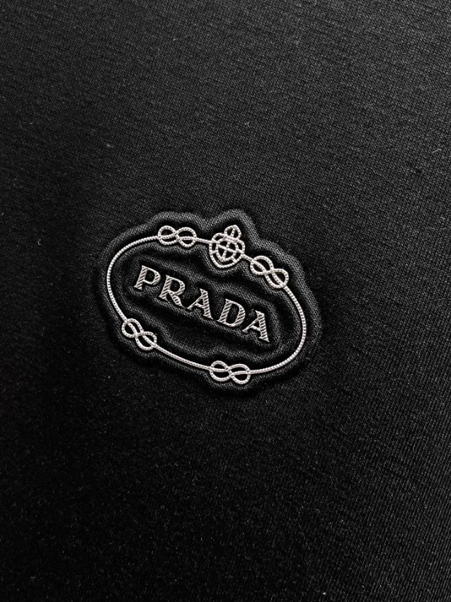 プラダ スウェット メンズ ブランド コピー 即納対応 上質感モデル ブラックデザイン 高品質素材で快適な着心地 シンプルロゴ仕様_4