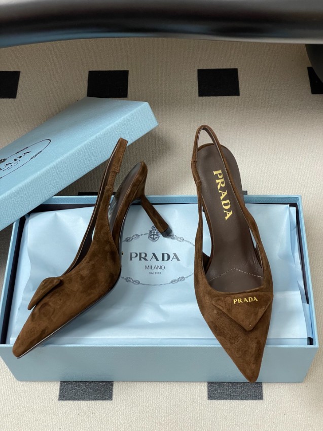 プラダ パンプス レディース コピー 完売モデル 大人女子注目 スリングバック ブラウンスエード 優雅で上品な印象_2