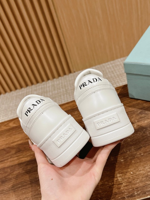 プラダ スニーカー レディース スーパーコピー 優良サイト 注目度No.1 入手困難 厚底モデル オールホワイト 上品な人気作_8
